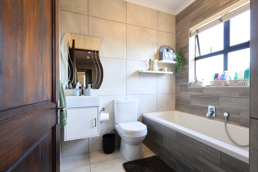 To Let 3 Bedroom Property for Rent in Protea Heights Western Cape